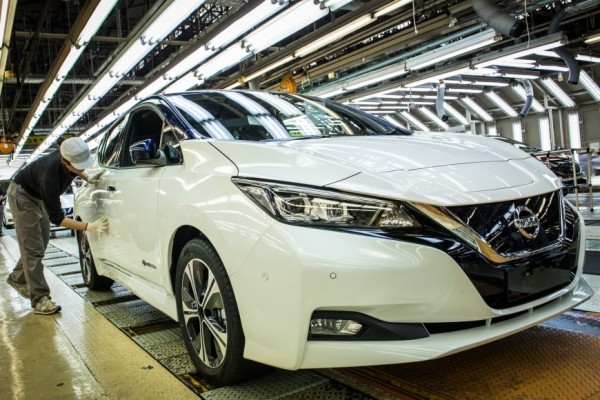 Электрокар Nissan Leaf зажег гирлянды на рождественской елке в честь выпуска 250 000 машин в Великобритании