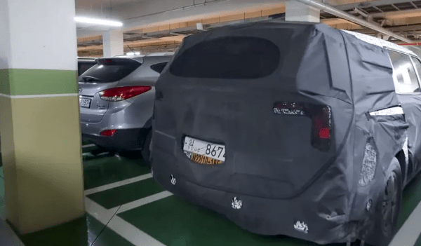 Kia Carnival в новом дизайне показан на первых шпионских фотографиях Kia Carnival в новом дизайне показан на первых шпионских фотографиях