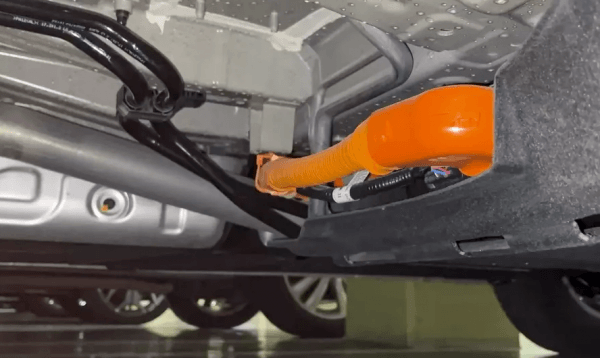 Kia Carnival в новом дизайне показан на первых шпионских фотографиях Kia Carnival в новом дизайне показан на первых шпионских фотографиях