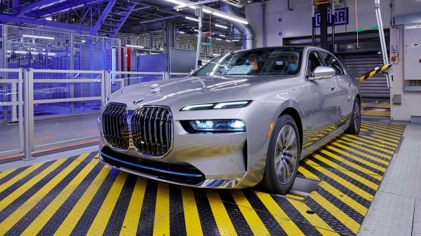 Компания BMW празднует двухмиллионный выпуск BMW 7-Series на заводе в Дингольфинге Компания BMW празднует двухмиллионный выпуск BMW 7-Series на заводе в Дингольфинге