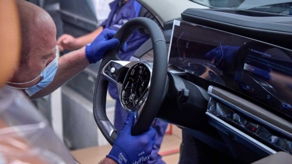 Компания BMW празднует двухмиллионный выпуск BMW 7-Series на заводе в Дингольфинге Компания BMW празднует двухмиллионный выпуск BMW 7-Series на заводе в Дингольфинге