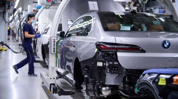 Компания BMW празднует двухмиллионный выпуск BMW 7-Series на заводе в Дингольфинге Компания BMW празднует двухмиллионный выпуск BMW 7-Series на заводе в Дингольфинге