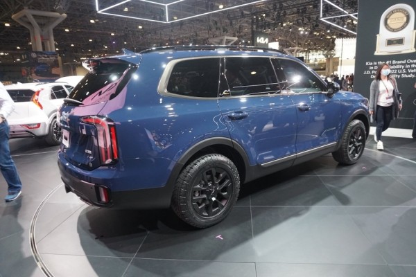 Компания Kia отправляет кроссовер Kia Telluride X-Pro в новогоднее путешествие