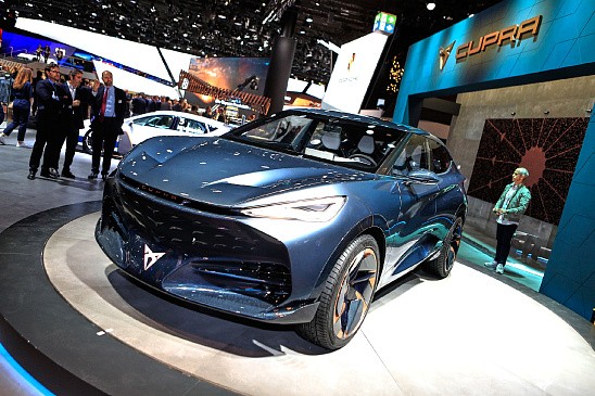 Компания Tesla запускает 1000-вольтовую трансмиссию для электрического грузовика Tesla Semi Компания Tesla запускает 1000-вольтовую трансмиссию для электрического грузовика Tesla Semi