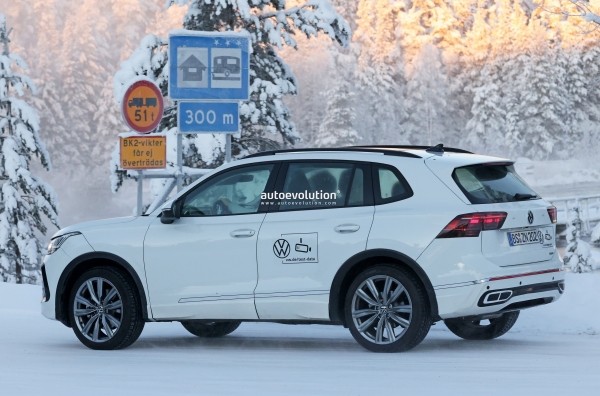 Компания Volkswagen тестирует новый Volkswagen Tiguan 2024 в зимних условиях Компания Volkswagen тестирует новый Volkswagen Tiguan 2024 в зимних условиях