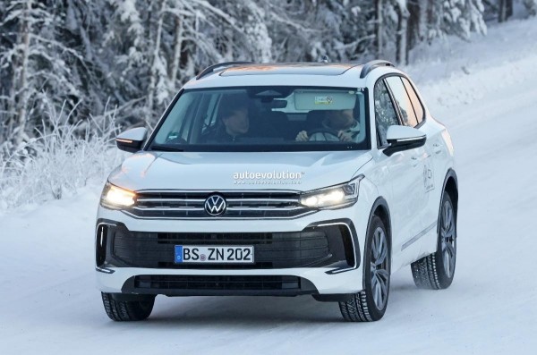 Компания Volkswagen тестирует новый Volkswagen Tiguan 2024 в зимних условиях Компания Volkswagen тестирует новый Volkswagen Tiguan 2024 в зимних условиях