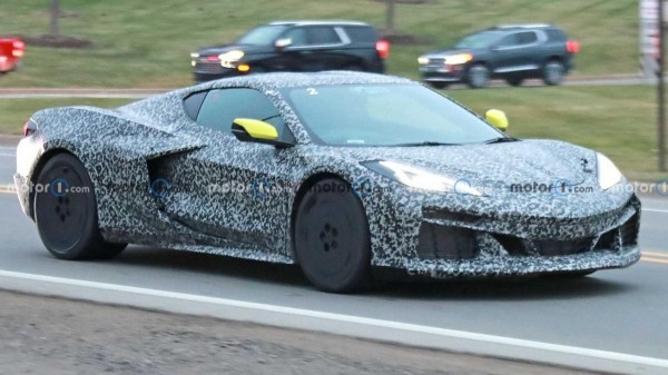 На тестах замечен прототип праворульного Chevy Corvette E-Ray На тестах замечен прототип праворульного Chevy Corvette E-Ray