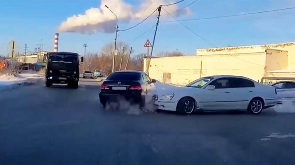 НГС: Водителям в Новосибирске показали новый легкий способ автоподставы в 2022 году