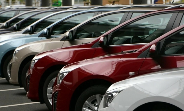 «РГ»: Россияне стали пересаживаться на подержанные автомашины из-за рубежа