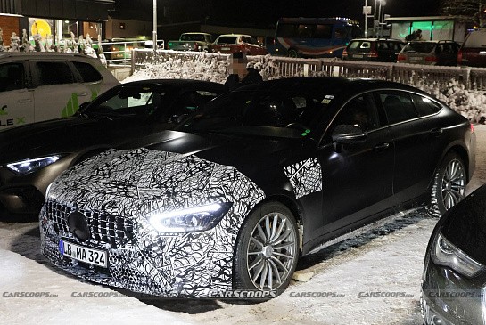 Смотрите, как Mercedes-AMG E63 S 2023 года мчится по автобану со скоростью 302 км/ч Смотрите, как Mercedes-AMG E63 S 2023 года мчится по автобану со скоростью 302 км/ч