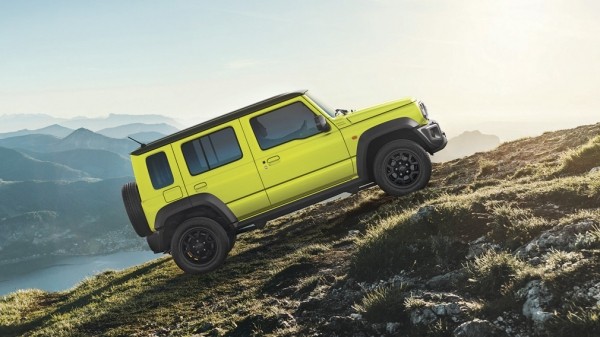 Внедорожник Suzuki Jimny впервые в истории получил пятидверную версию Внедорожник Suzuki Jimny впервые в истории получил пятидверную версию