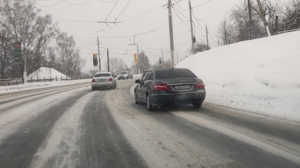 Эксперт рассказал, как выровнять автомобиль в заносе
