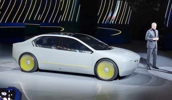 Седан BMW i Vision Dee и виртуальная реальность Седан BMW i Vision Dee и виртуальная реальность