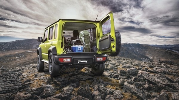 Внедорожник Suzuki Jimny впервые в истории получил пятидверную версию Внедорожник Suzuki Jimny впервые в истории получил пятидверную версию