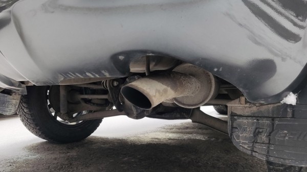 О чем говорит черный налет на выхлопной трубе автомобиля