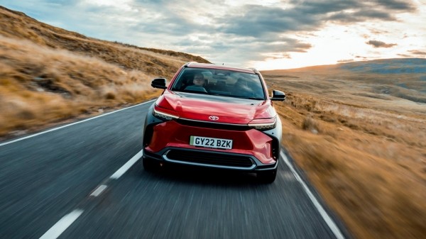 Стала известна стоимость электрокроссовера Toyota bZ4X в России Стала известна стоимость электрокроссовера Toyota bZ4X в России