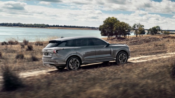 В России начали продавать китайские кроссоверы Lynk & Co 09