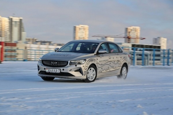 Автожурналисты из Белоруссии протестировали седан Geely Emgrand 7 New перед его стартом продаж в России Автожурналисты из Белоруссии протестировали седан Geely Emgrand 7 New перед его стартом продаж в России