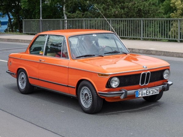 Этот BMW 1602 вылеплен вручную из углеродного волокна