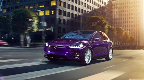 Шеф-дизайнер Tesla предполагает, что модельный ряд электромобилей может стать более красочным