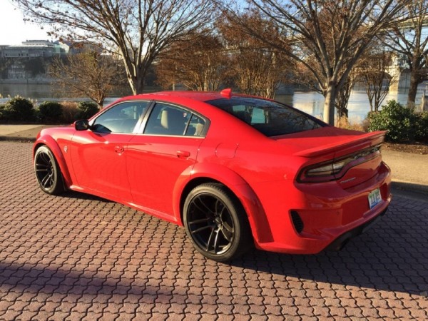 В этой гонке соревнуются BMW M850i, Lexus LC500 и Dodge Challenger SRT Hellcat 