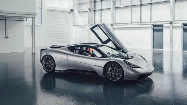 В этом видео, Gordon Murray Automotive T.50 дрифтит во время испытаний на льду В этом видео, Gordon Murray Automotive T.50 дрифтит во время испытаний на льду