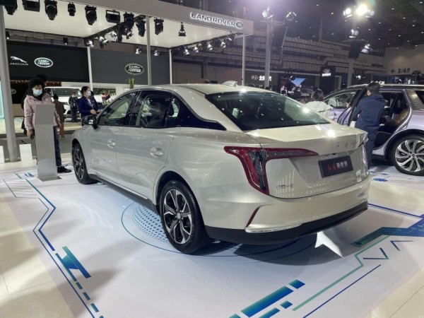 В России стартовали продажи премиального электрифицированного седана Hongqi E- QM5 из КНР