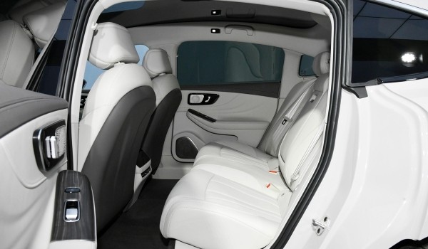 Концерн SAIC представил большой лифтбек Feifan F7