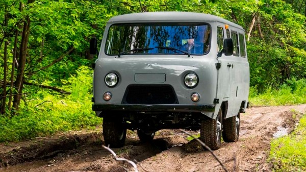 В московских автосалонах закончились фургоны УАЗ-452 «Буханка»