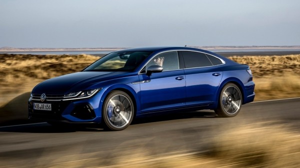 В России начали продавать мощные лифтбеки Volkswagen Arteon R В России начали продавать мощные лифтбеки Volkswagen Arteon R