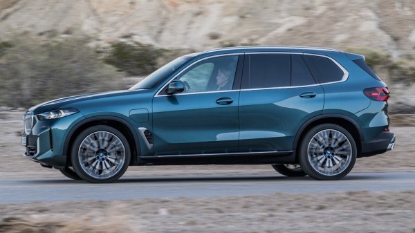 Компания BMW обновила кроссоверы X5 и X6 Компания BMW обновила кроссоверы X5 и X6