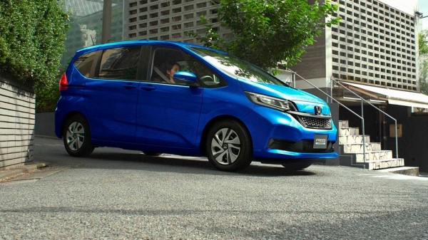 В Россию привезли семиместные компактвэны Honda Freed дешевле, чем LADA Vesta