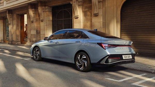 Hyundai показала первые изображения обновленного седана Elantra Hyundai показала первые изображения обновленного седана Elantra