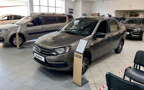 Autonews.ru: автодилеры стали продавать Lada Granta по стоимости выше рекомендованных производителем