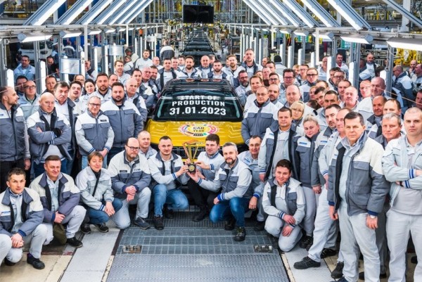 Дайджест дня: автомобиль года на конвейере, новый китайский Hummer и другие события индустрии Дайджест дня: автомобиль года на конвейере, новый китайский Hummer и другие события индустрии