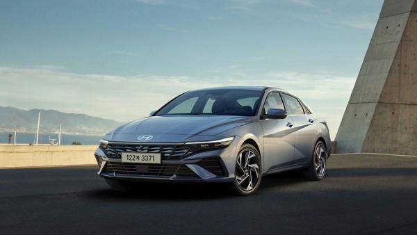 Hyundai показала первые изображения обновленного седана Elantra Hyundai показала первые изображения обновленного седана Elantra