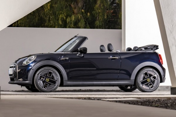 Mini Cooper SE стал первым товарным электрокабриолетом
