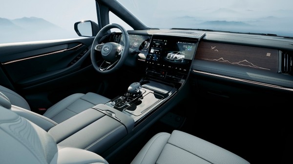 В России стали доступны гибридные минивэны GAC M8