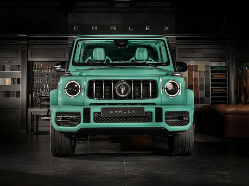 Этот тюнингованный Mercedes-Maybach GLS получил сочетание мятно-зеленого и золотого цветов 