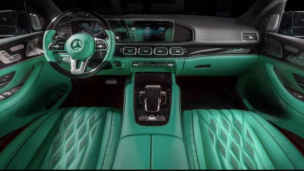 Этот тюнингованный Mercedes-Maybach GLS получил сочетание мятно-зеленого и золотого цветов 