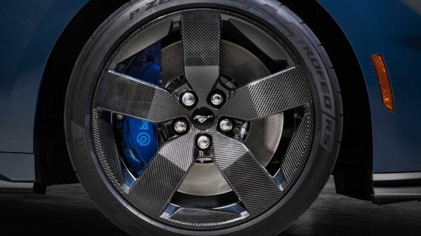 Мощнейший Ford Mustang Dark Horse 2024 получит легкие карбоновые колеса