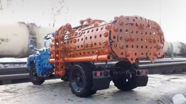 Умелец создал невероятный ЗИЛ-130 из конструктора Умелец создал невероятный ЗИЛ-130 из конструктора