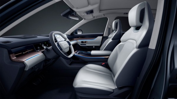 В автосалоны России доставили новый кроссовер Jetour Dasheng 2023 года стоимостью 3,3 млн рублей