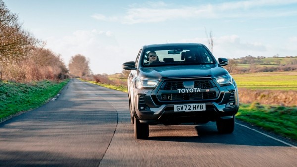 В России начали продавать новые пикапы Toyota Hilux 2023 года по цене от 5 млн рублей