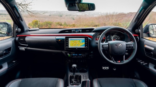 В России начали продавать новые пикапы Toyota Hilux 2023 года по цене от 5 млн рублей