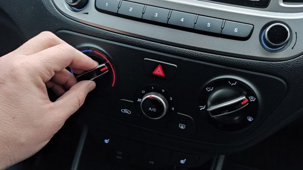 Эксперт рассказал, как бороться с запотевшими стеклами в автомобиле Эксперт рассказал, как бороться с запотевшими стеклами в автомобиле