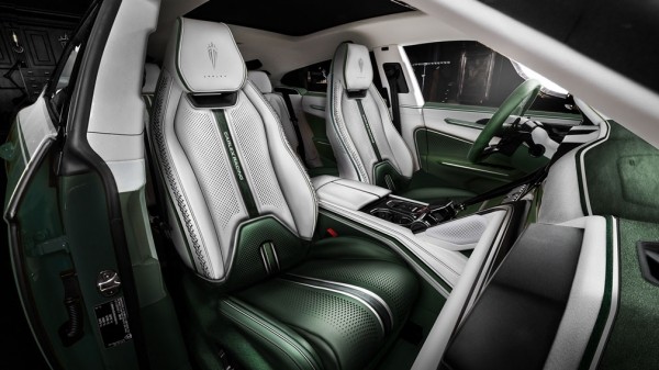 Специалисты Carlex Design к празднику доработали Lamborghini Urus