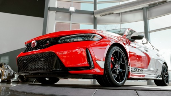 Из самого мощного Honda Civic Type R в истории сделали пейс-кар Из самого мощного Honda Civic Type R в истории сделали пейс-кар