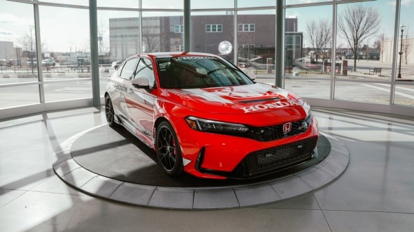 Из самого мощного Honda Civic Type R в истории сделали пейс-кар Из самого мощного Honda Civic Type R в истории сделали пейс-кар