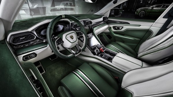 Специалисты Carlex Design к празднику доработали Lamborghini Urus